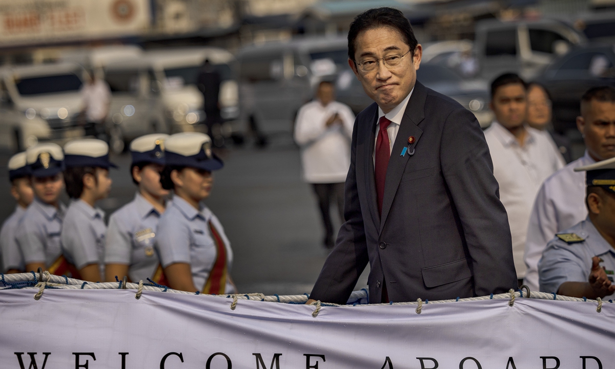 Japan's Prime Minister Fumio Kishida boards the BRP Teresa Magbanua ship at the Philippine Coast Guard headquarters on November 4, 2023, in Manila, Philippines. Photo: VCG
