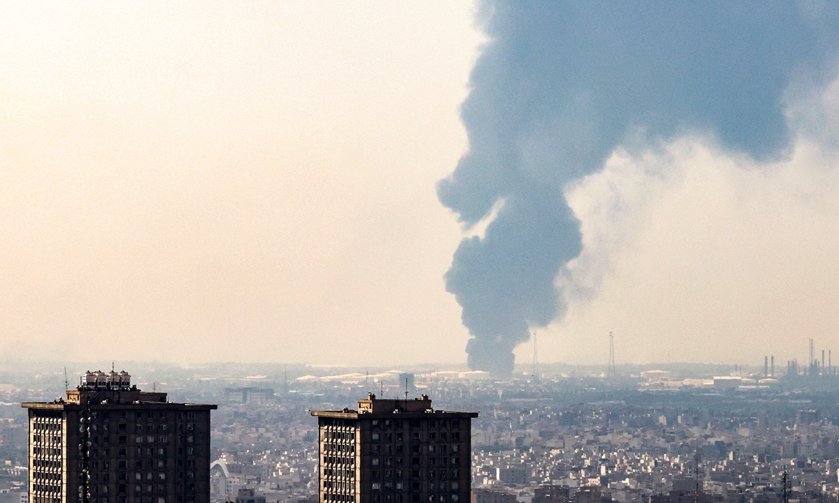 A plume of heavy smoke rises over an oil refinery in southern of Tehran, after it was hit in an overnight Israeli strike, on June 15, 2025. Photo: AFP